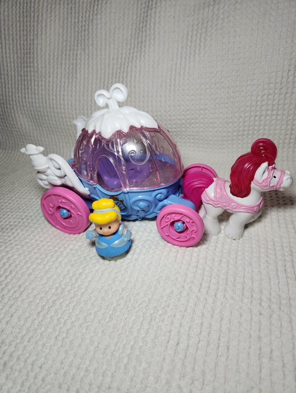 2016 Fisher-Price Light Up Little People Princess Carriage w/ Horse and Figures